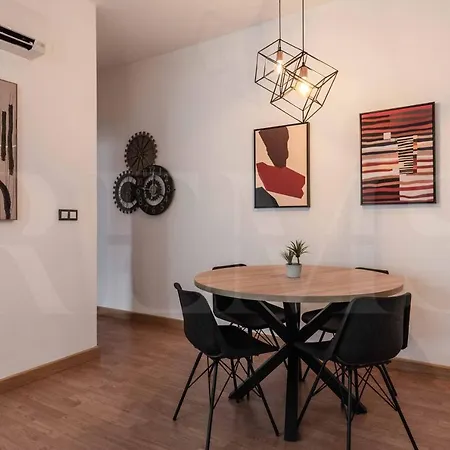 Elegant With Community Pool & Parking - Center *